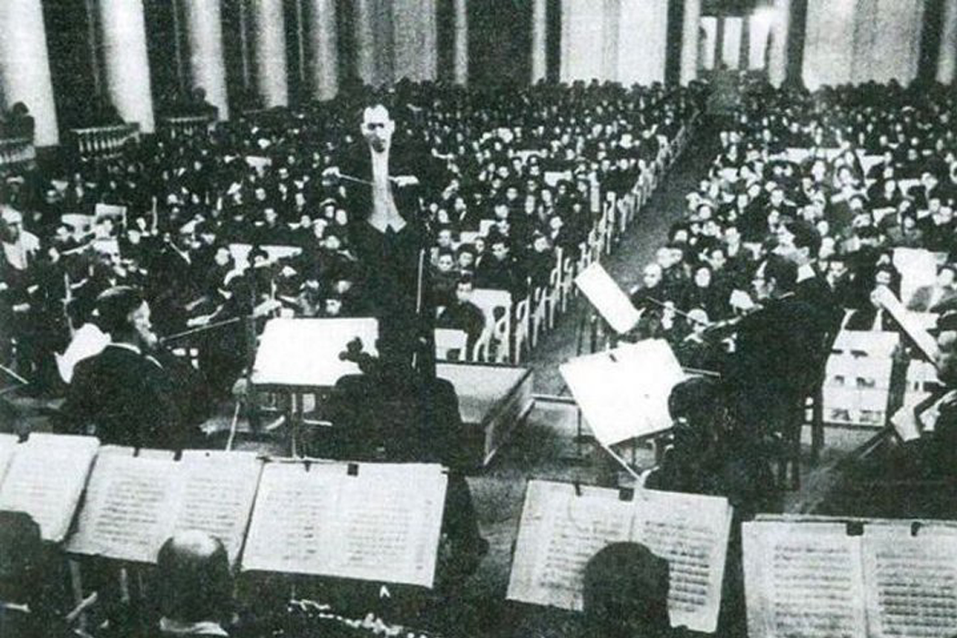 Karl Eliasberg conducting the Leningrad Philharmonic Orchestra performing the premier of Shostakovich's 7th Symphony in 1942. Image courtesy of the St. Petersburg Academic Philharmonia.
