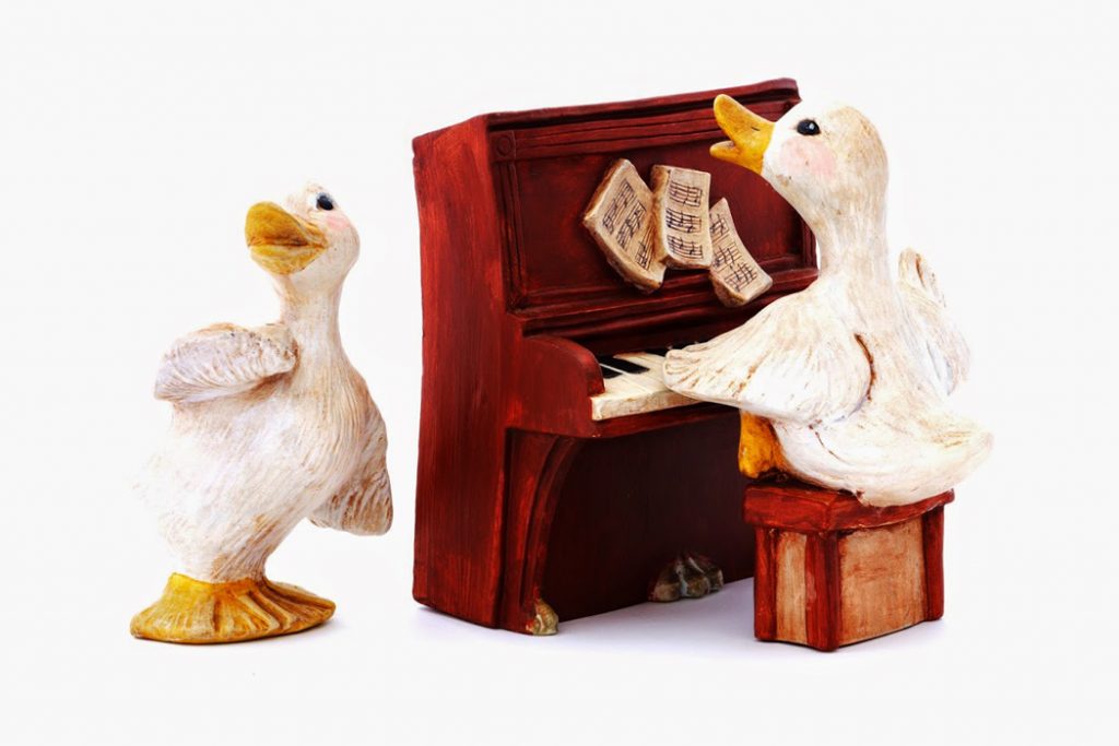 duck figurines playing piano