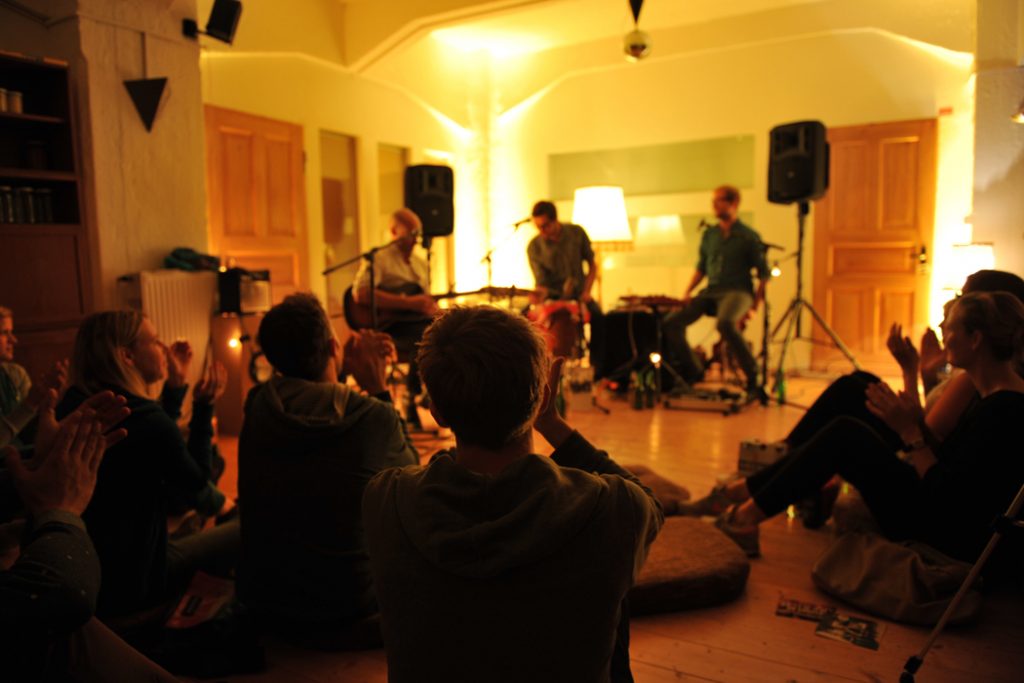 6 Benefits of Playing More House Concerts Than Bar Gigs