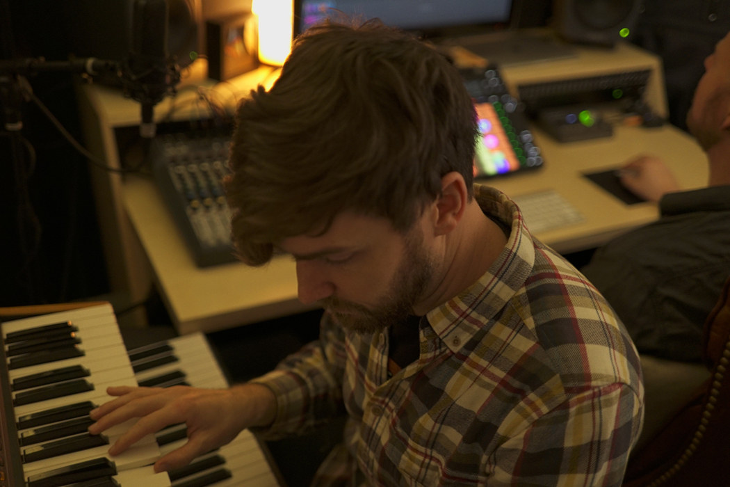 keyboardist in studio
