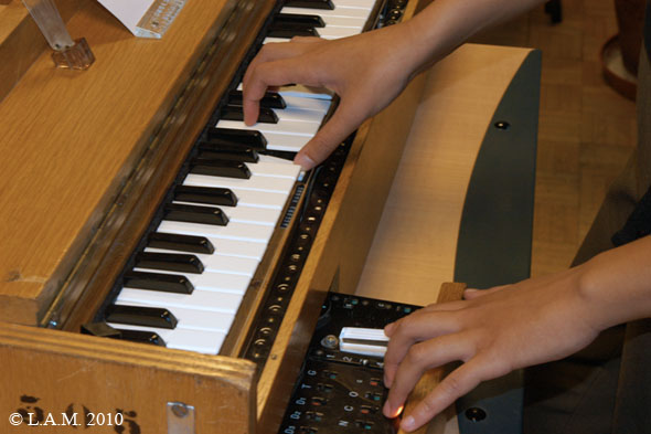 playing the Ondes Martenot.