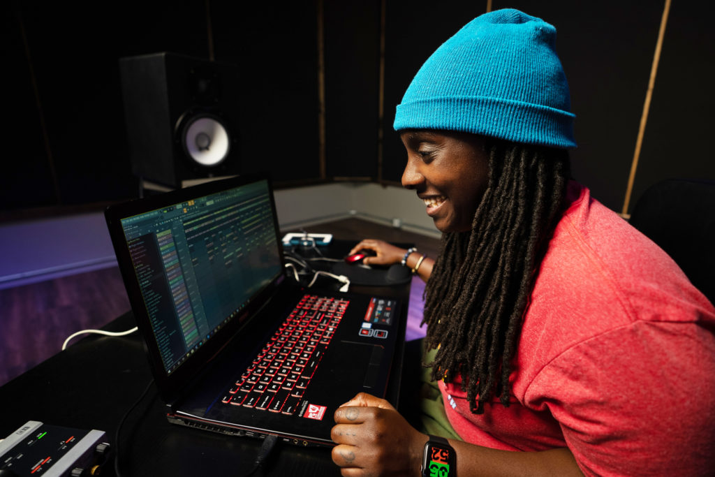 Jlin making beats at her laptop, courtesy of Soundfly's course
